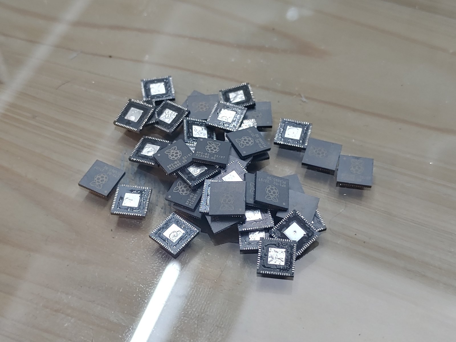 lots of desoldered RP2040 chips